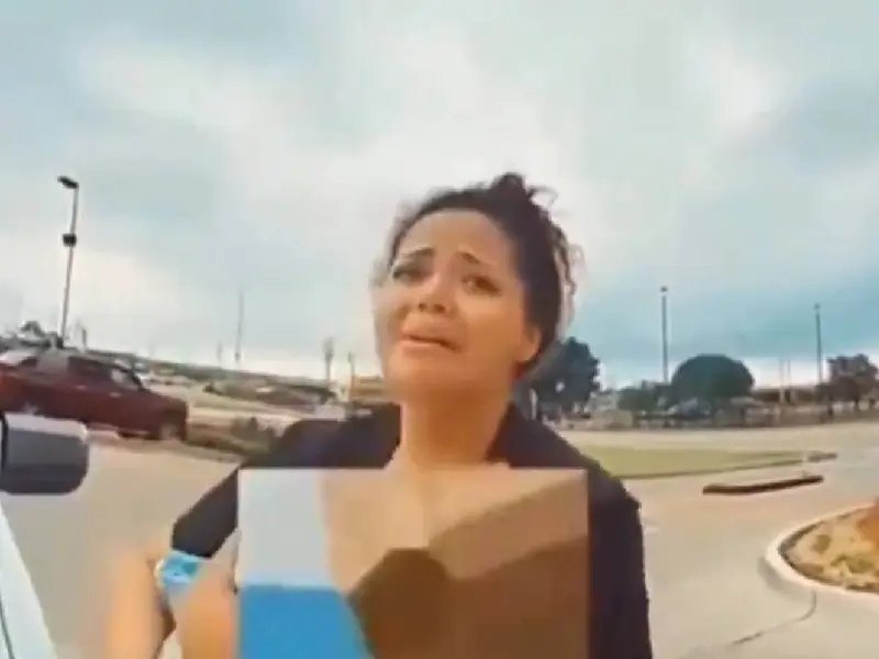 Madre deja a su bebé en el coche por jugar en un casino