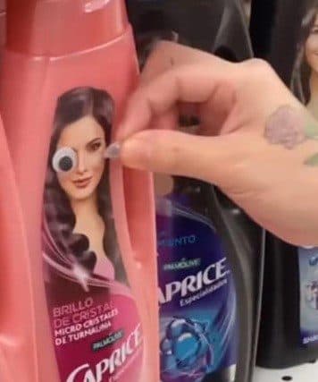 Novios pegan ojos a productos en supermercado
