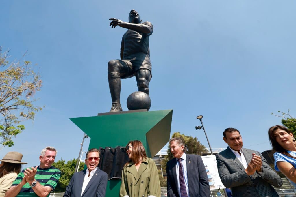 Pablo Lemus Navarro y asistentes a la inauguración de la escultura 'La Canarihna', homenaje a la trayectoria futbolística en Guadalajara.