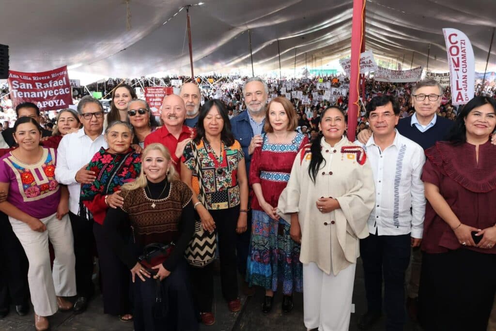 Ana Lilia Rivera rodeada de simpatizantes y senadores en su Segundo Informe de Actividades en Tlaxcala, con gran afluencia de público.