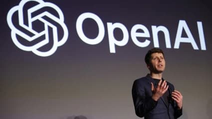 Un representante de OpenAI habla sobre los avances en inteligencia artificial, con el logo de la empresa de fondo.