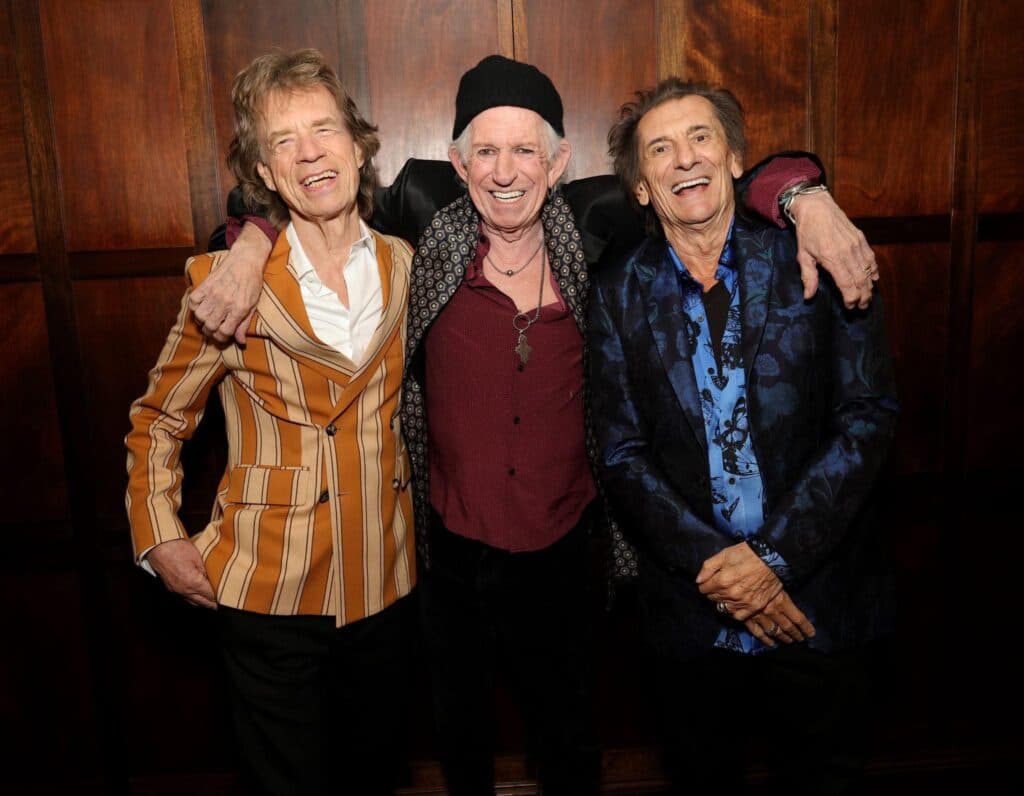 Músicos de The Rolling Stones posando juntos, celebrando el lanzamiento de su nuevo álbum Foreign Tongues.