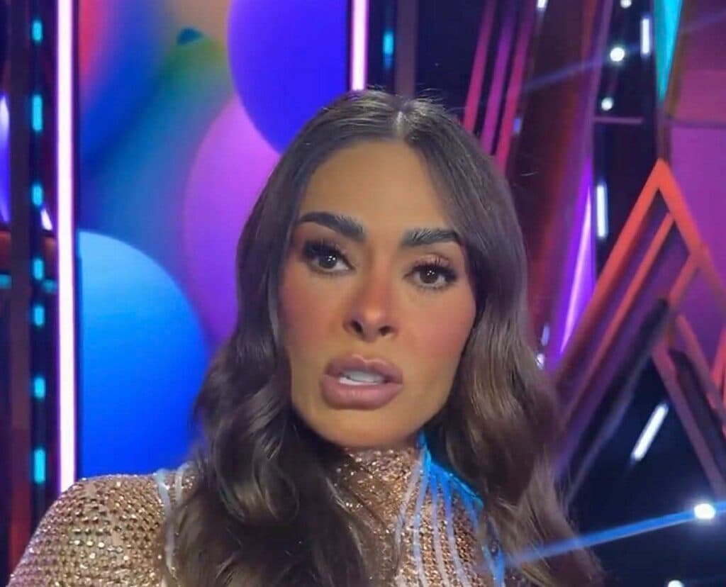 Galilea Montijo en un evento, mostrando su nuevo look y expresiones que reflejan preocupación tras críticas sobre su apariencia.