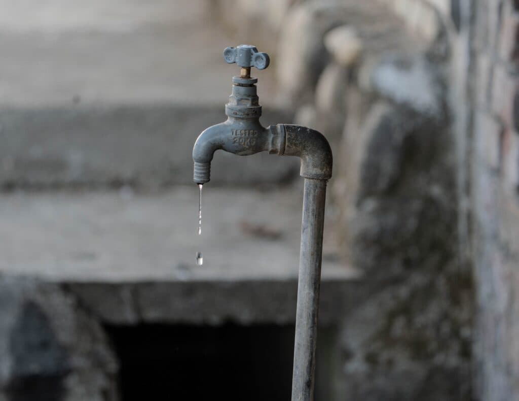 Grifo de agua en mal estado goteando, simbolizando la crisis de suministro en colonias de Iztacalco por mantenimiento en CDMX.