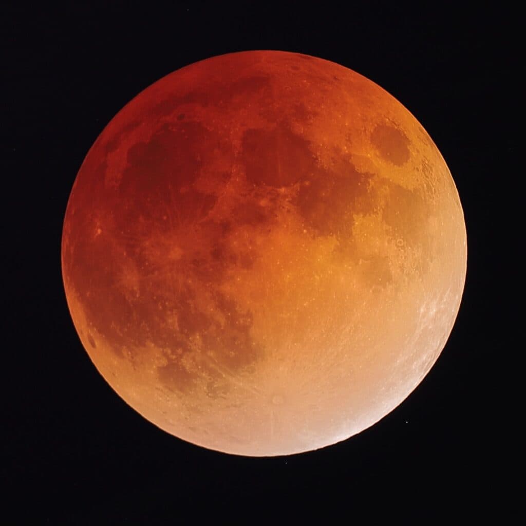 Luna llena con tonalidades rojizas durante un eclipse lunar, fenómeno astronómico esperado en agosto de 2026 en México.
