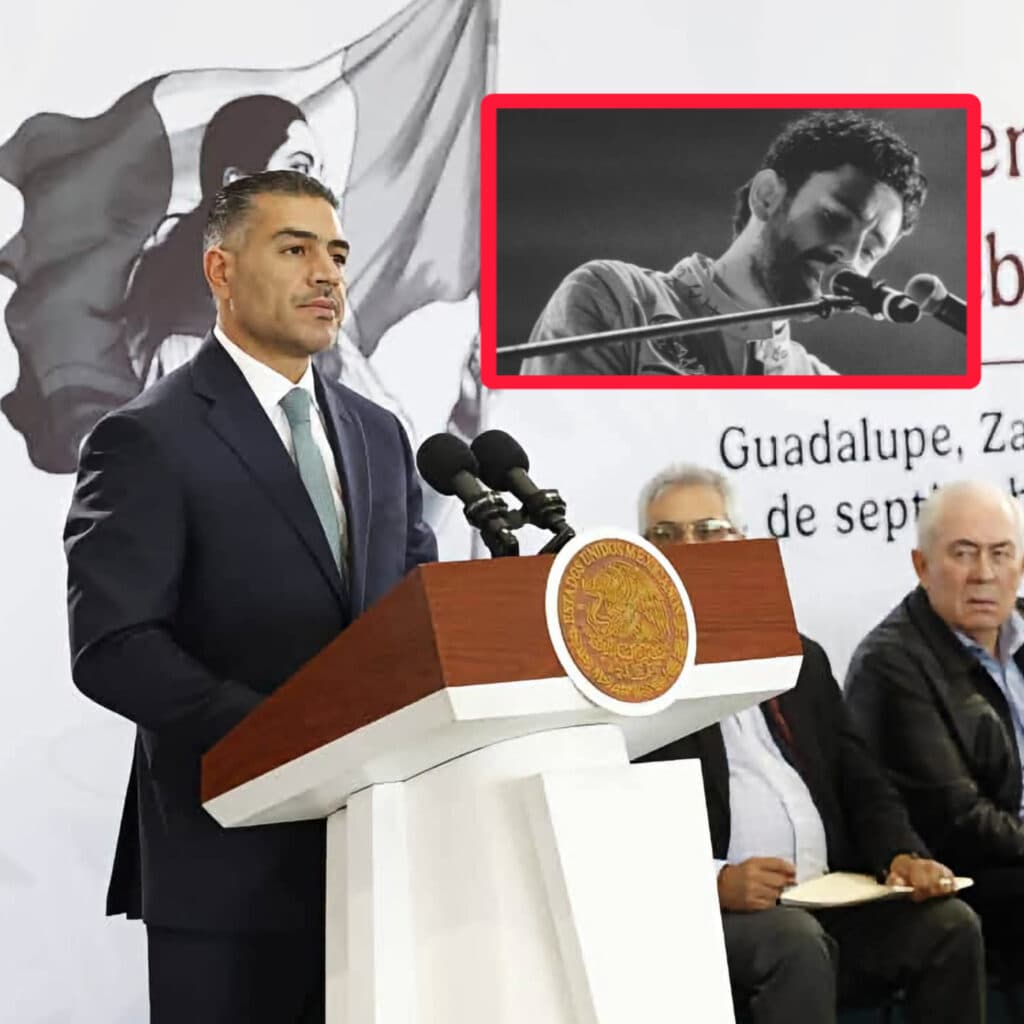 Omar García Harfuch en conferencia de prensa sobre el multihomicidio de Jonathan Meléndez y su familia, con un retrato del músico al fondo.
